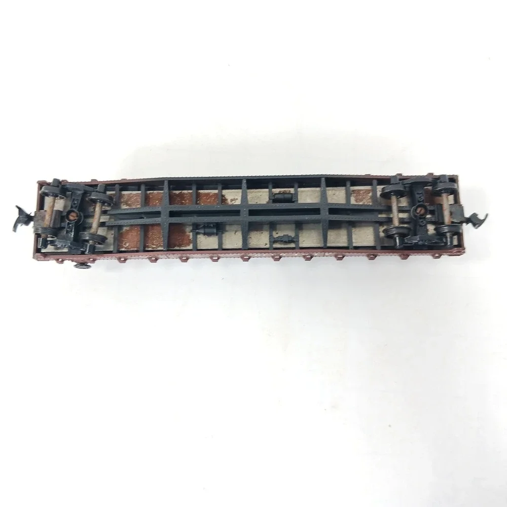 HO Scale Santa Fe ATSF 93302 Flat Car with 7 Cable Spool Loads Brown Railcar